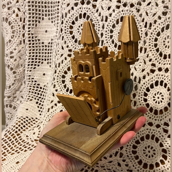 Vintage Camelot Castle Music Box - Picture 13 of 17